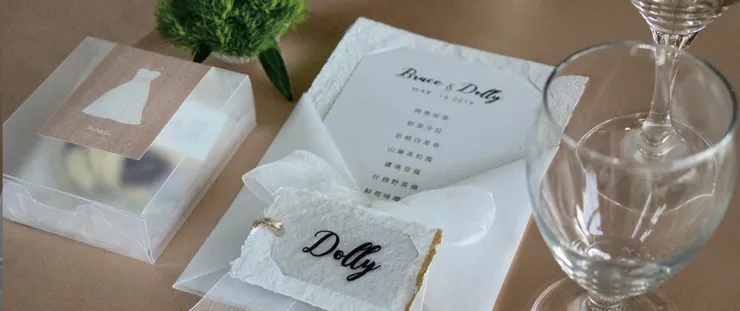 手抄紙菜單+婚禮小物+一叢可愛的綠石竹,佈置於高雄皇廷朝江春餐廳。