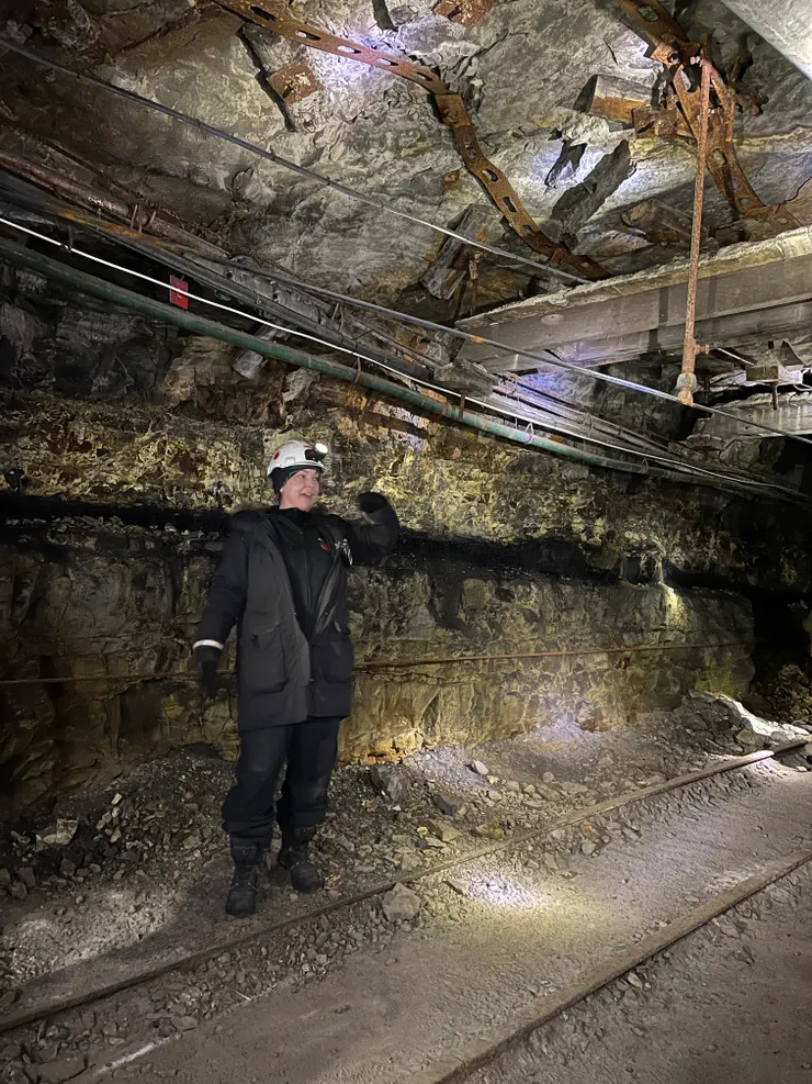 導覽員講解礦坑的歷史與地質組成