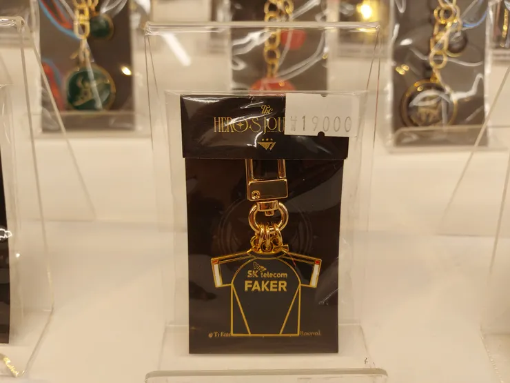 幫台灣朋友代購的Faker鑰匙圈，1117那天買完之後就再也沒看到現貨了。