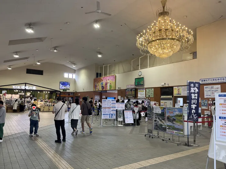 小火車嵯峨站內部，從右到左有保津川遊船買票處、小火車買票處、小火車乘車處、賣店