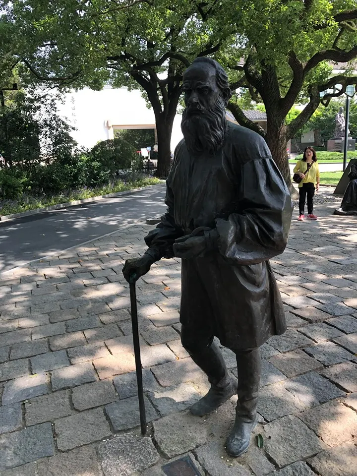 托爾斯泰雕像