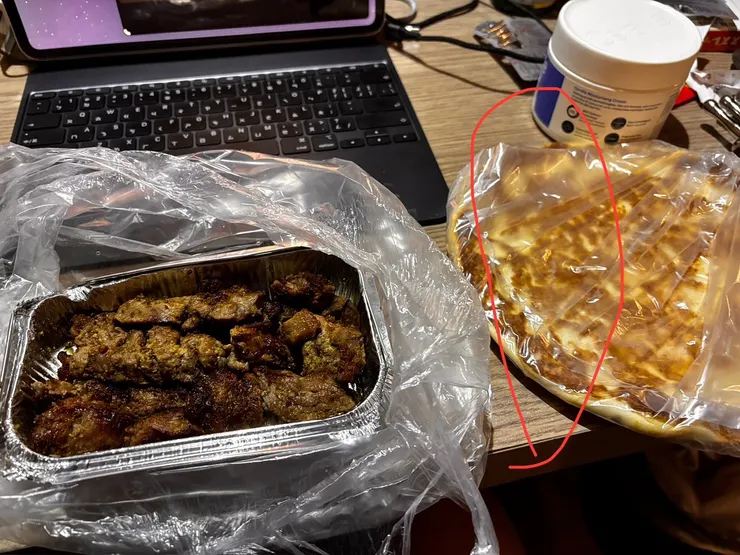 週五凌晨睡不著，期待著放假心情太High，只好點個正宗羊肉串，這種好吃多了，孜然不會下太重，保留羊肉的口感。