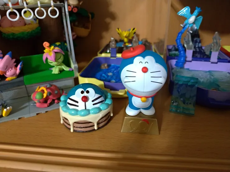 扭蛋(右)和未來百貨盒玩(左)