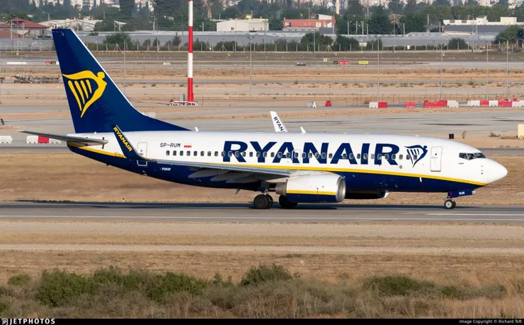 Ryan Air 的豎琴 logo 是由展翅飛向天空的人像組成，也傳達了品牌的價值：自由 。(圖片出處：flightradar24)