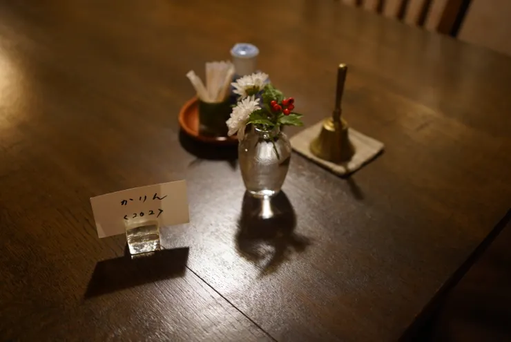 有訂早餐的客房號碼會寫在桌上,還有小搖鈴呢。