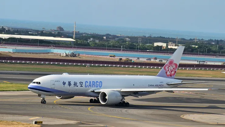 這是華航的波音777貨機!