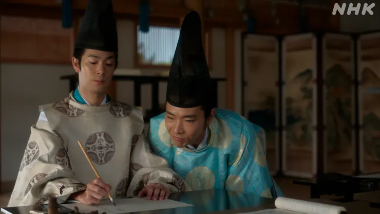 《致光之君》中擅長書法的藤原行成（渡邊大知 飾）教藤原道長（柄本佑 飾）寫書法。