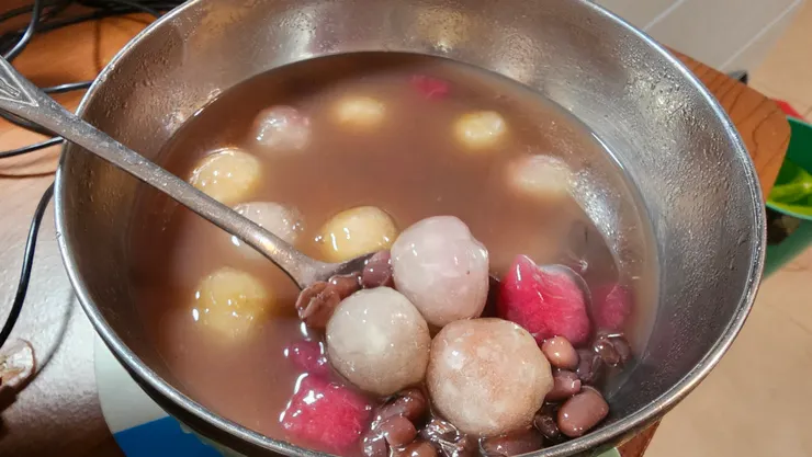 這是我媽下午做的紅豆甜湯圓!