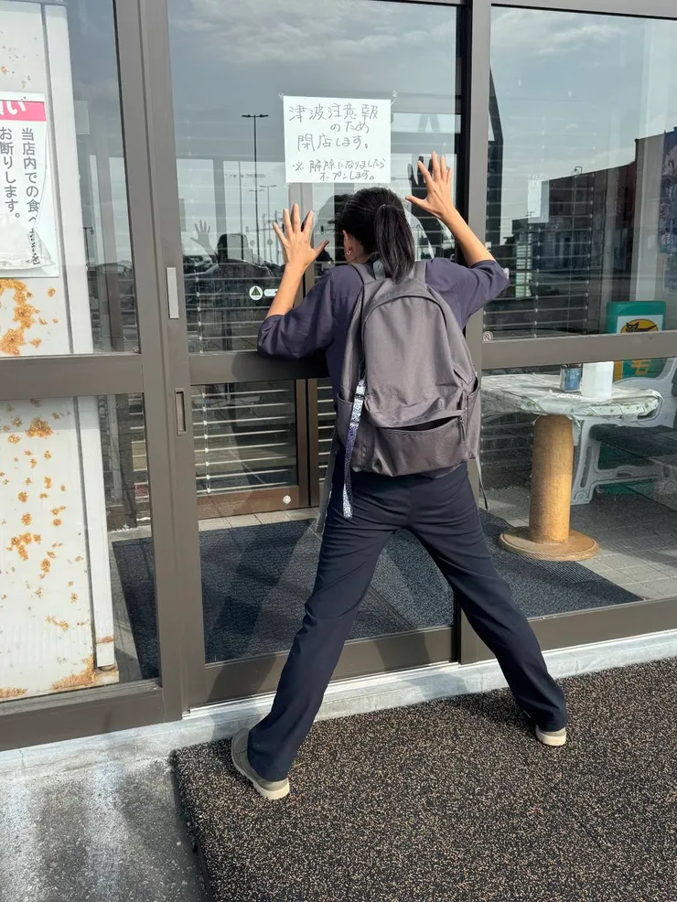 宗谷岬一旁,因為海嘯注意報的發佈而臨時關門的賣店,成為了這一趟靠北之旅的最靠北小遺憾/攝影:團上旅伴