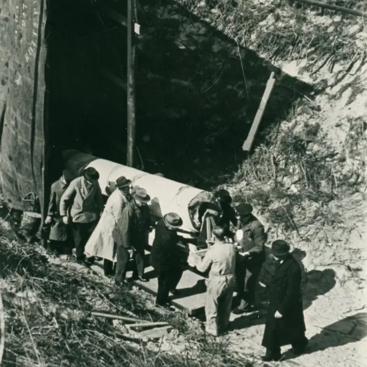 工作人員正將捲起來的《夜巡》搬進地堡，圖片來源：Rijksmuseum
