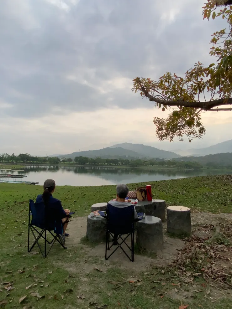 邊吃早餐邊賞景聊天