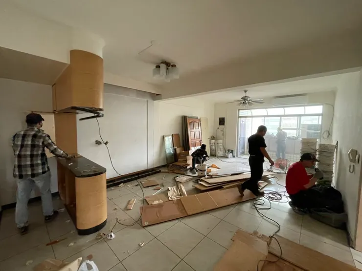 原客廳進行拆除作業中