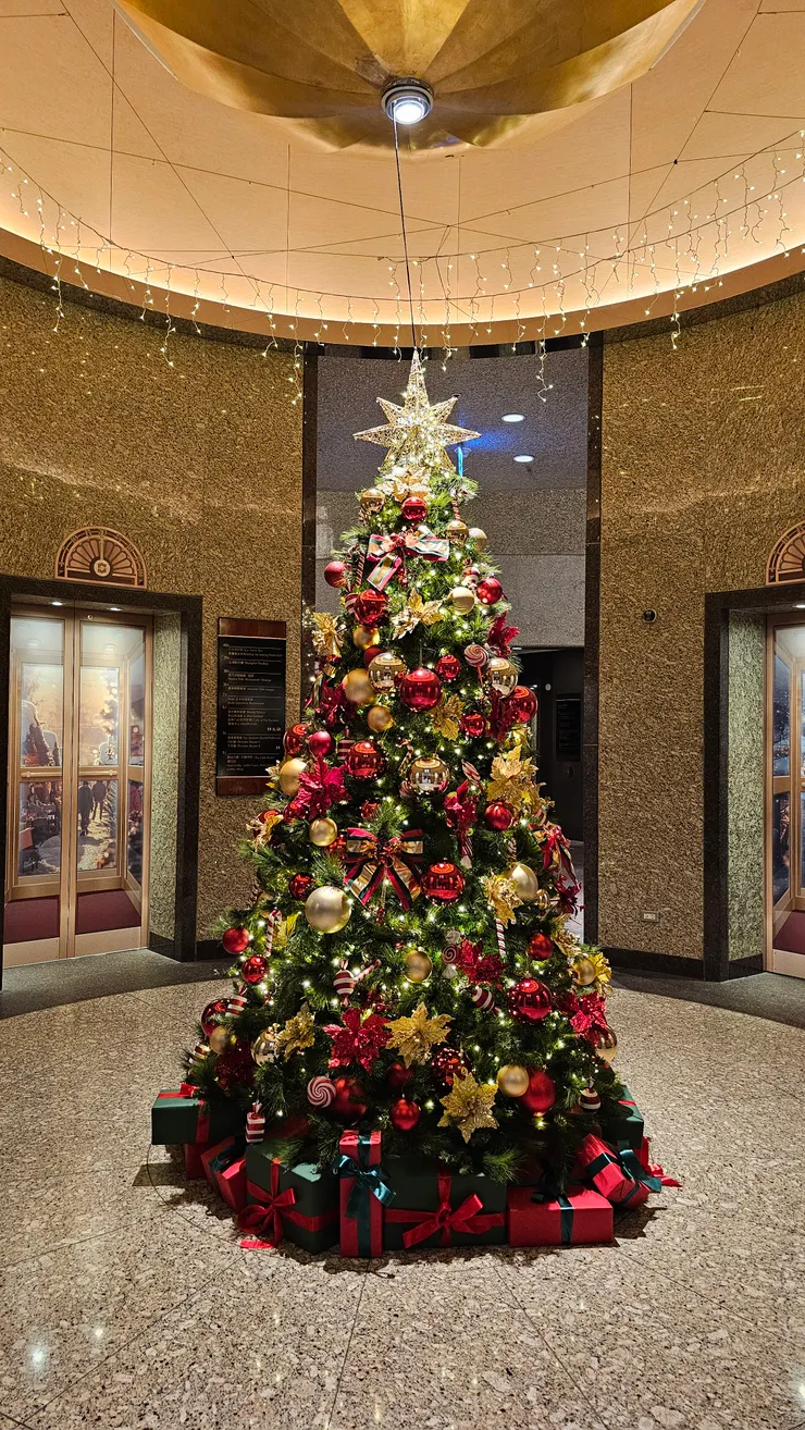 這是台北遠東香格里拉電梯間的聖誕樹!