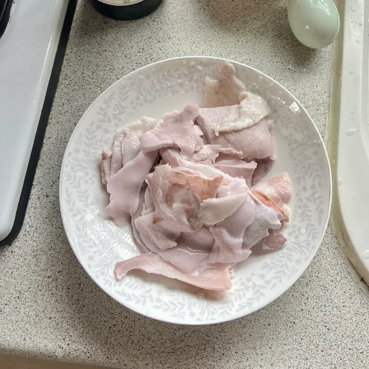 我有點懶得切，所以是用手剝成小塊