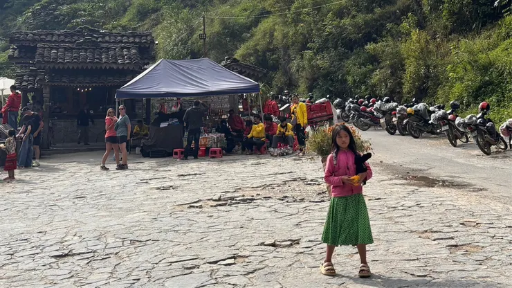 穿著赫蒙族傳統服飾的妹妹