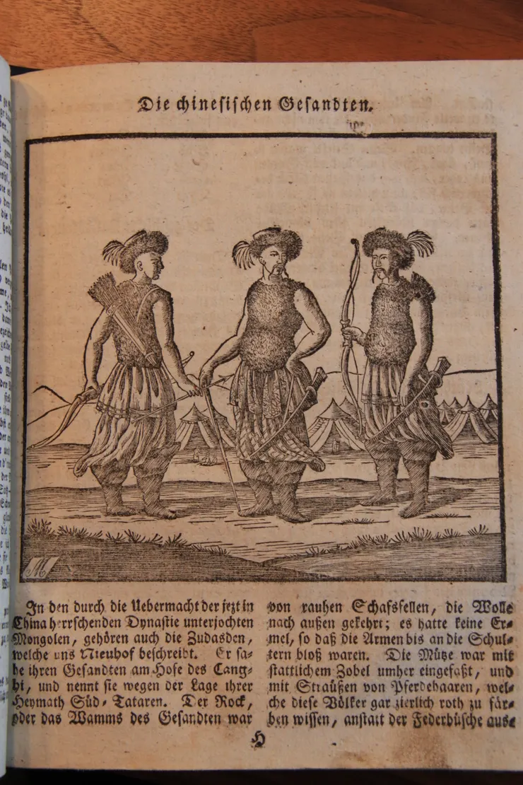 年曆中所繪的「中國使節」。1770年的年曆中也曾提到，亞洲是人類最早居住的地方，「是亞當與夏娃住的伊甸園」。攝影／辛為德