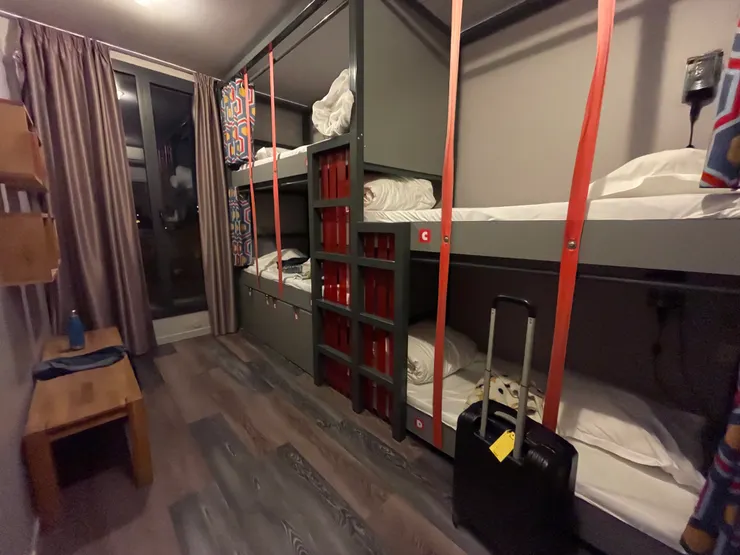 每次對於上下舖都很糾結，上鋪很自在但上上下下很麻煩