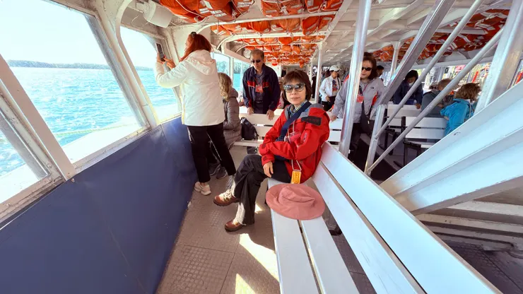 自己找座位，甲板很冷喔！