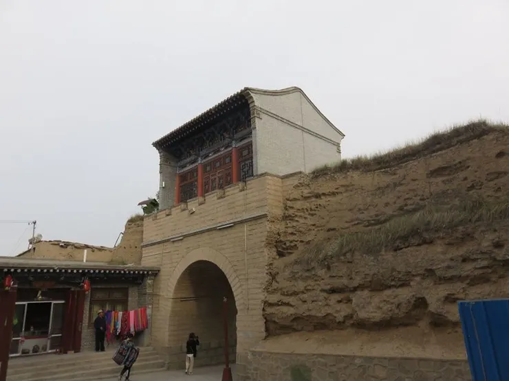 還有一少段夯土城牆。