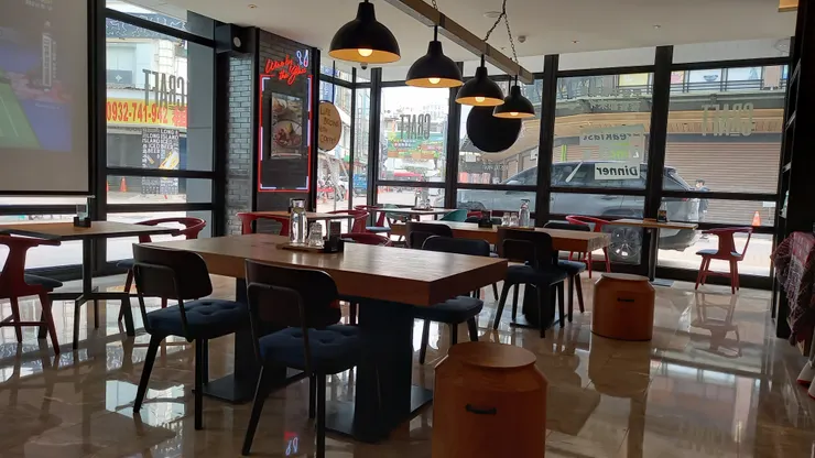 高雄中央公園英迪格酒店的咖啡廳採光相當明亮!