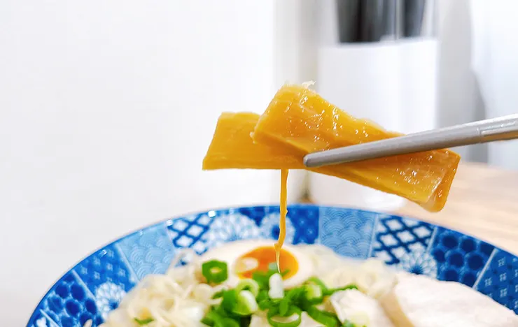 小白拉麵雞豚白湯拉麵特寫，碗內鋪滿大塊厚實的舒肥雞肉片，展現清爽低負擔的特色。