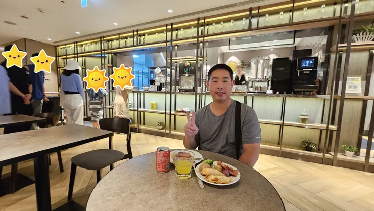 我身後的旅客是在排隊點現煮麵食!