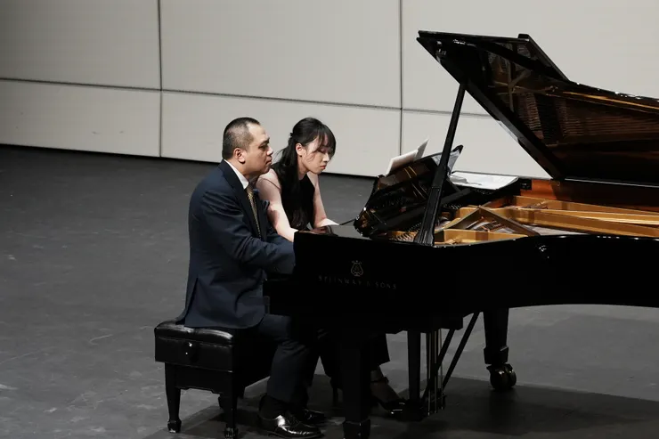 蘇顯亮與霍慧嫻(右)四手聯彈