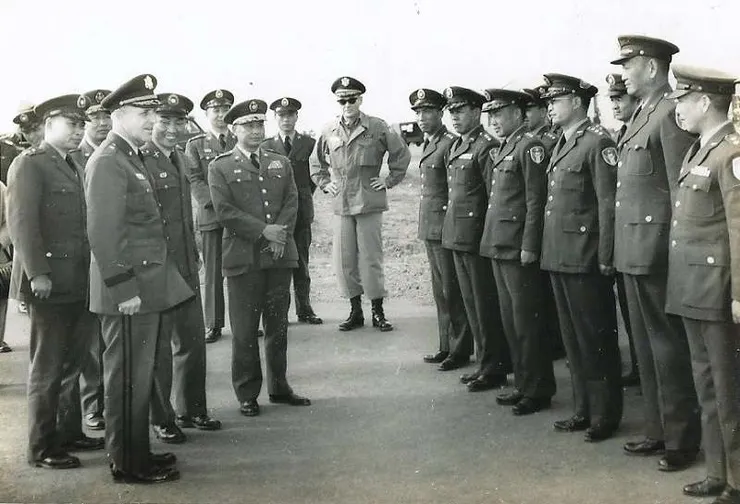 時任澎湖防衛司令部上將司令官的李運成將軍與美軍顧問團。