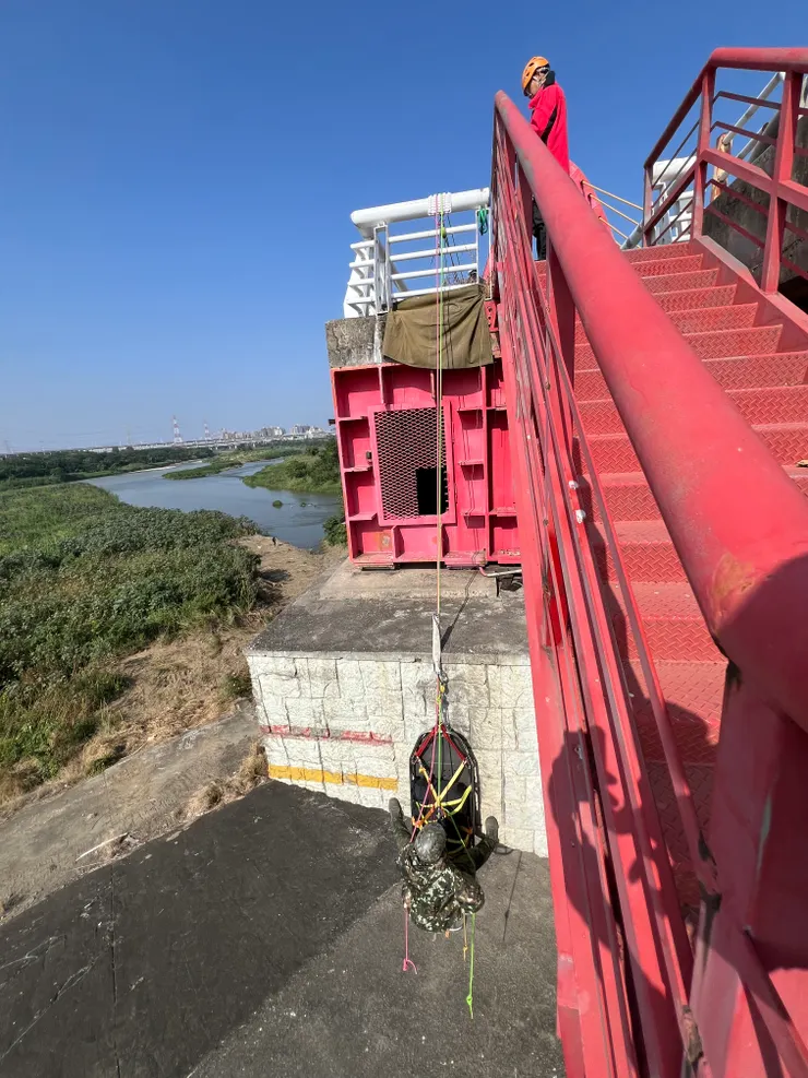 擔架過地形