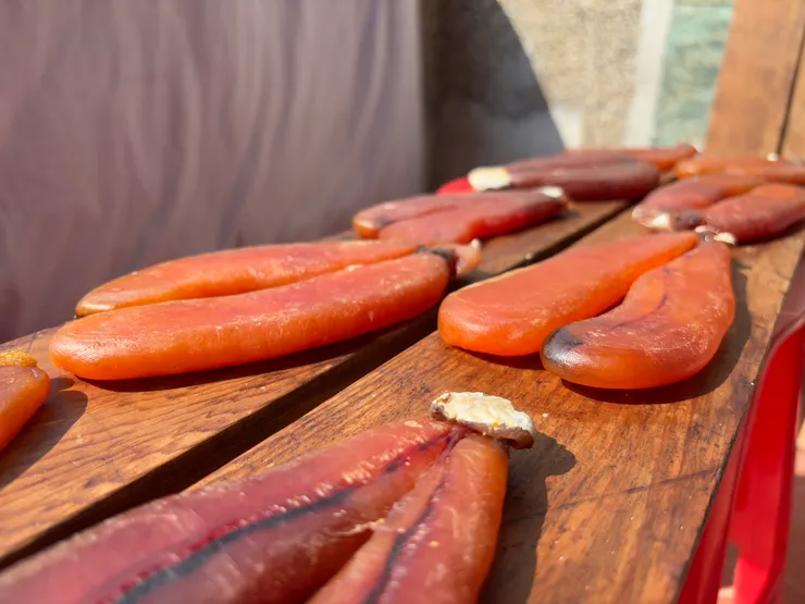 烏魚子表面透著琥珀般的光澤,那是時間與用心雕琢出的美味,將在年節的餐桌上綻放滋味。