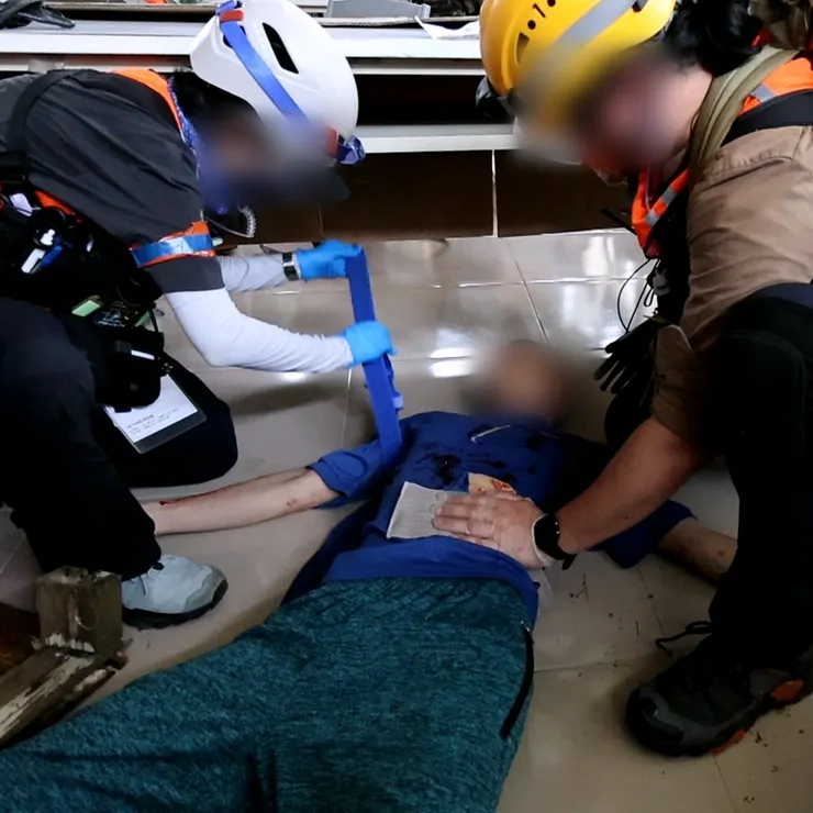 在空襲後室內坍塌情境中，前進組正在處理臟器外露與大量出血的傷患