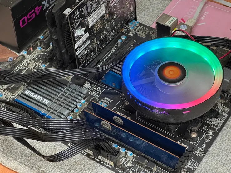 裸機測試中的 GA-990FXA-UD5 (Rev. 1.x)