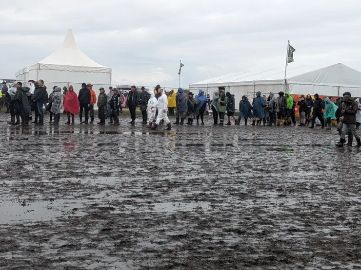 穿防護衣朝聖真的太聰明。Photo: Zora @ Wacken Open Air Infield. Jul. 30, 2025.