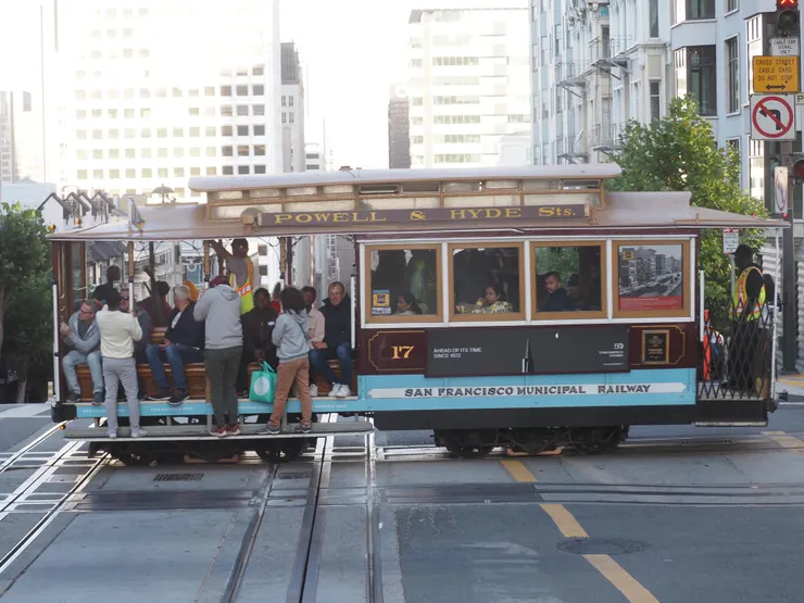 請一定要將頭手伸出車外