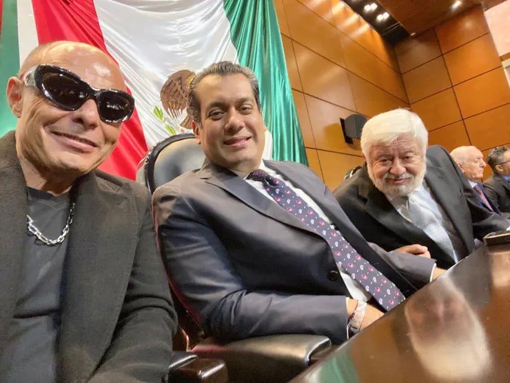 眾議員Sergio Gutiérrez Luna(中)和Maussan(右)在聽證會後開心合影。議員自己根本就是Maussan的粉絲吧...?(圖片來源/FB@Sergio Gutiérrez Luna)