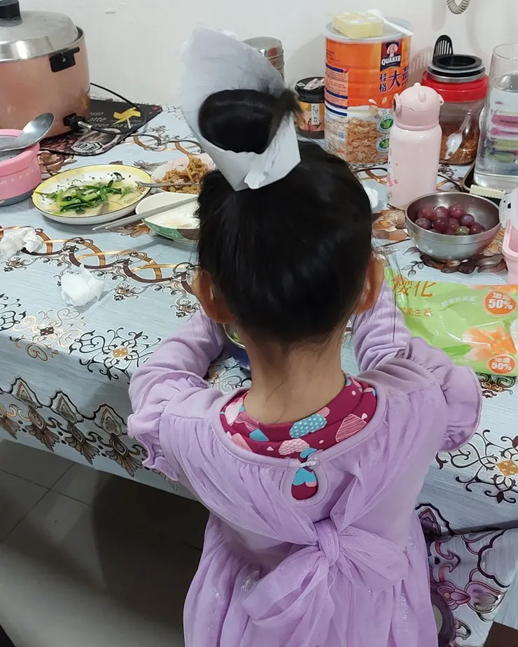 孩子某天放學回來做的皇冠，要我幫她戴在頭上