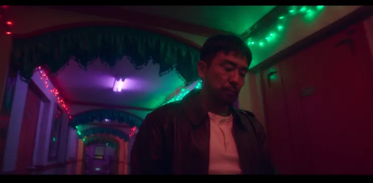 普拉斯汽車旅館的走道亦是五彩繽紛，但還是身在夜晚。（Source: Disney+）