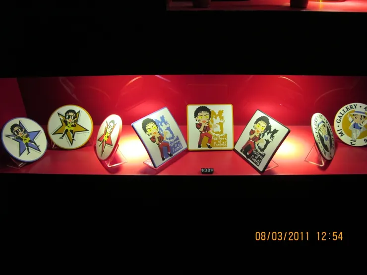 Q版的MJ杯墊。雖然我被提議過這些紀念品看看和拍個照便算收藏了，沒需要買，我當時也認同，但我現在覺得很想買，應該不會拿來用，但很想被不同的MJ物品包圍。