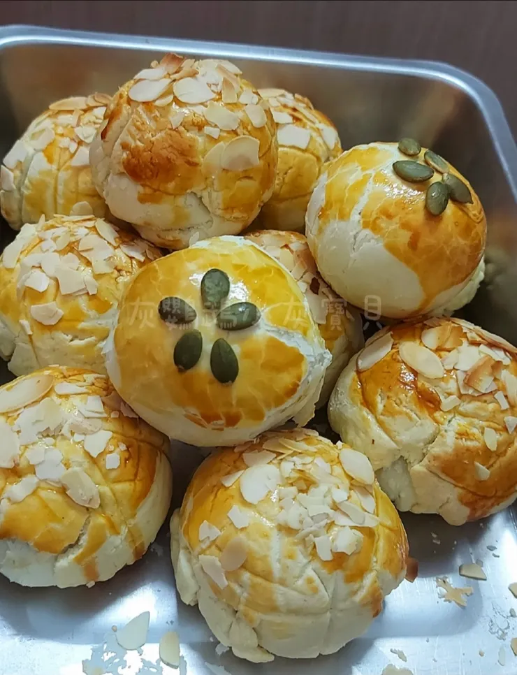 圖片來源：灰鸚鵡小灰寶貝《【蛋黃酥DIY】手工製作螺旋芋頭蛋黃酥＆菠蘿蛋黃酥》https://www.potatomedia.co/s/rVqlny9