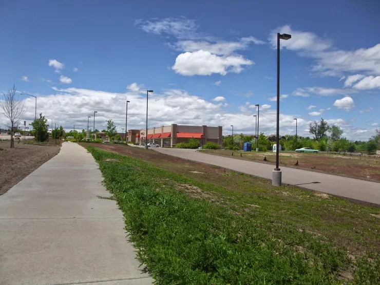 文前提到的好友在美國東岸讀書時，我曾去找她並一同旅遊其他州，某天我們在科羅拉多州搭公車時下錯站，圖就是我們下車後走了一陣子，依舊見不到任何人影的時候，我朋友被這個鳥不生蛋的地方給氣壞了ＸＤ 她非常焦躁，想趕快找到正確的方向還有方法離開這個「鬼地方」；但我卻沒有她的緊張跟氣憤，事實上，我拍這張照片是因為發現草地上有很多個「門戶」...朋友當時覺得我怎麼可以這麼悠閒，還有心情看風景？我想這大概也表現了我對於「迷路」—不知自己在哪的狀態，比較容易接受吧。我當時跟朋友說：不用那麼擔心，反正我們不會死的！（只要別出現變態殺人魔就好ＸＤ）