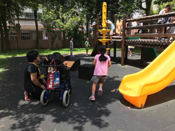 下課時，助理員也陪同子祐到遊戲場跟看孩子們玩。