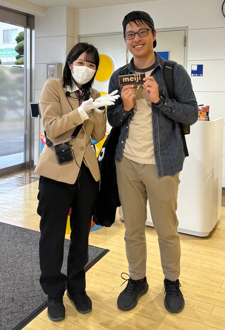 由於工廠內部不能拍照,只好請導遊小姐姐帶大家看看了