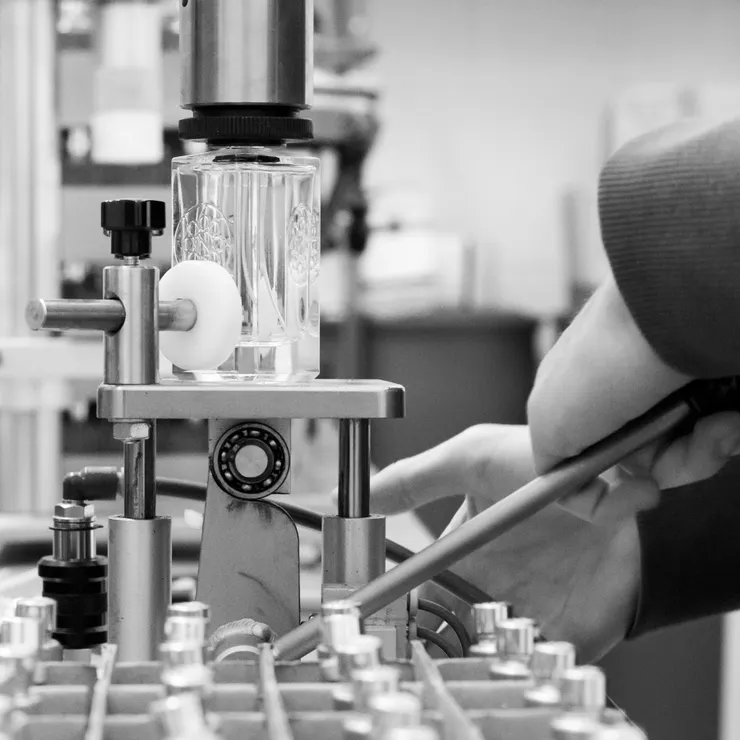 尋求技藝精湛的工匠打造香水瓶，我想這就是義式的工藝浪漫 (圖片來源 : 官網)