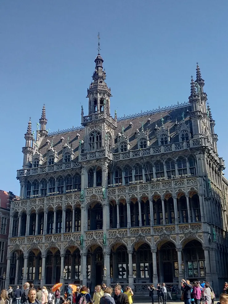 市政廳對面的國王之家，以往是麵包市場，後改為公爵宅邸、西班牙政府辦公室、牢房等用途，目前是市立博物館