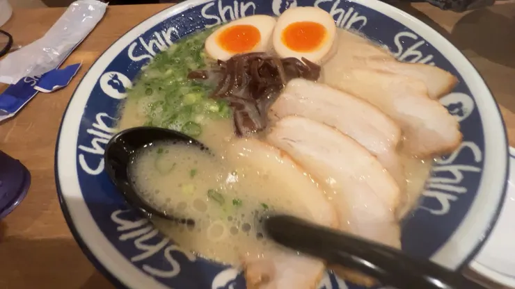 鋪滿碗面的軟嫩叉燒、青蔥與脆口木耳配料細節