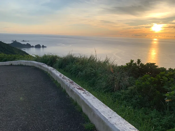 下山的路途中，欣賞著島嶼逐漸由暗轉亮。其實騎車從東岸下山會更震撼，趕時間的我沒拍到照片，只能放在心裡