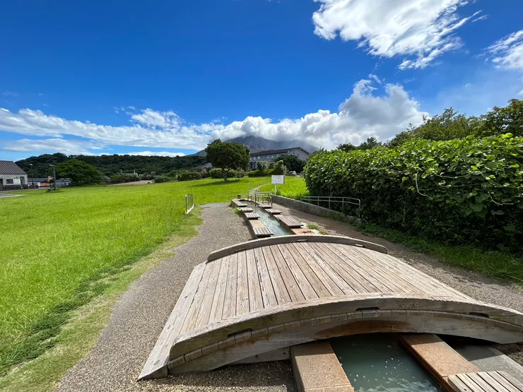 在亭子內溫泉足浴