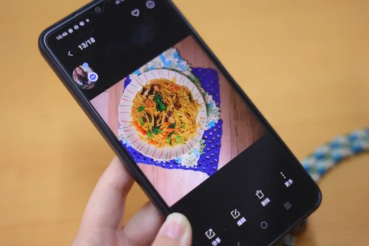 (圖說:每當阿嬤端出色香味俱全的料理,總讓現場眾人食指大動、垂涎三尺。)