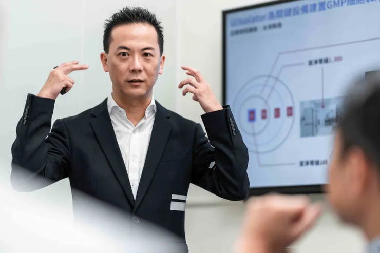 圖說：政府將細胞治療納入發展重點前，亞家生技創辦人吳坤烈博士就已投入細胞製劑的關鍵生產技術研究。（資料來源：亞家生技）