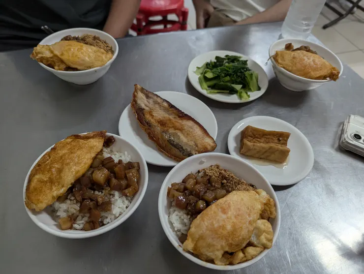 前金肉燥飯的各式小吃